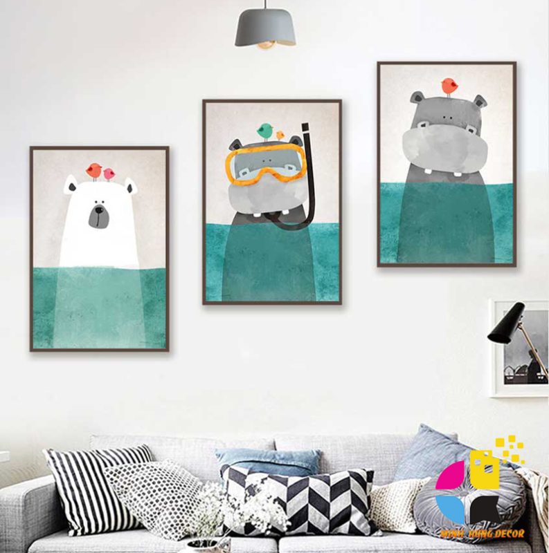 Phân Biệt Tranh Canvas Và Tranh Sơn Dầu – Nên Chọn Loại Nào Cho Phòng Khách? 4 tranh-hinh-thu-trang-tri-phong-be-np245